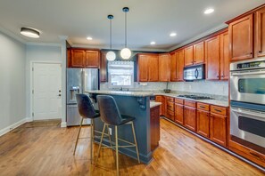 Fridge, oven, stovetop, dishwasher