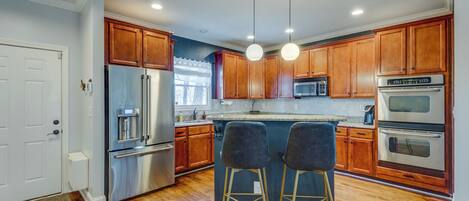 Fridge, oven, stovetop, dishwasher