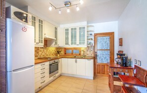 Kühlschrank, Ofen, Herdplatte, Wasserkocher mit Kaffee-/Teezubehör