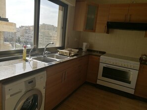 Fridge, microwave, oven, electric kettle - Lovely 3 bedrooms apartment with city view (Amman)