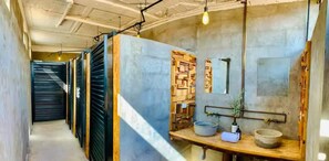 Shower, rainfall showerhead, hair dryer, towels - Sarab Hotel  (Valle de Guadalupe)