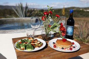 Petit déjeuner préparé sur commande servi en supplément les week-ends