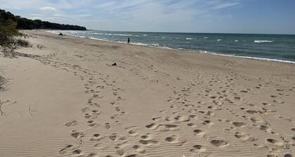 Lakeside Summer Cottage: Experience the Beauty of Autumn Just Steps from the Beach!