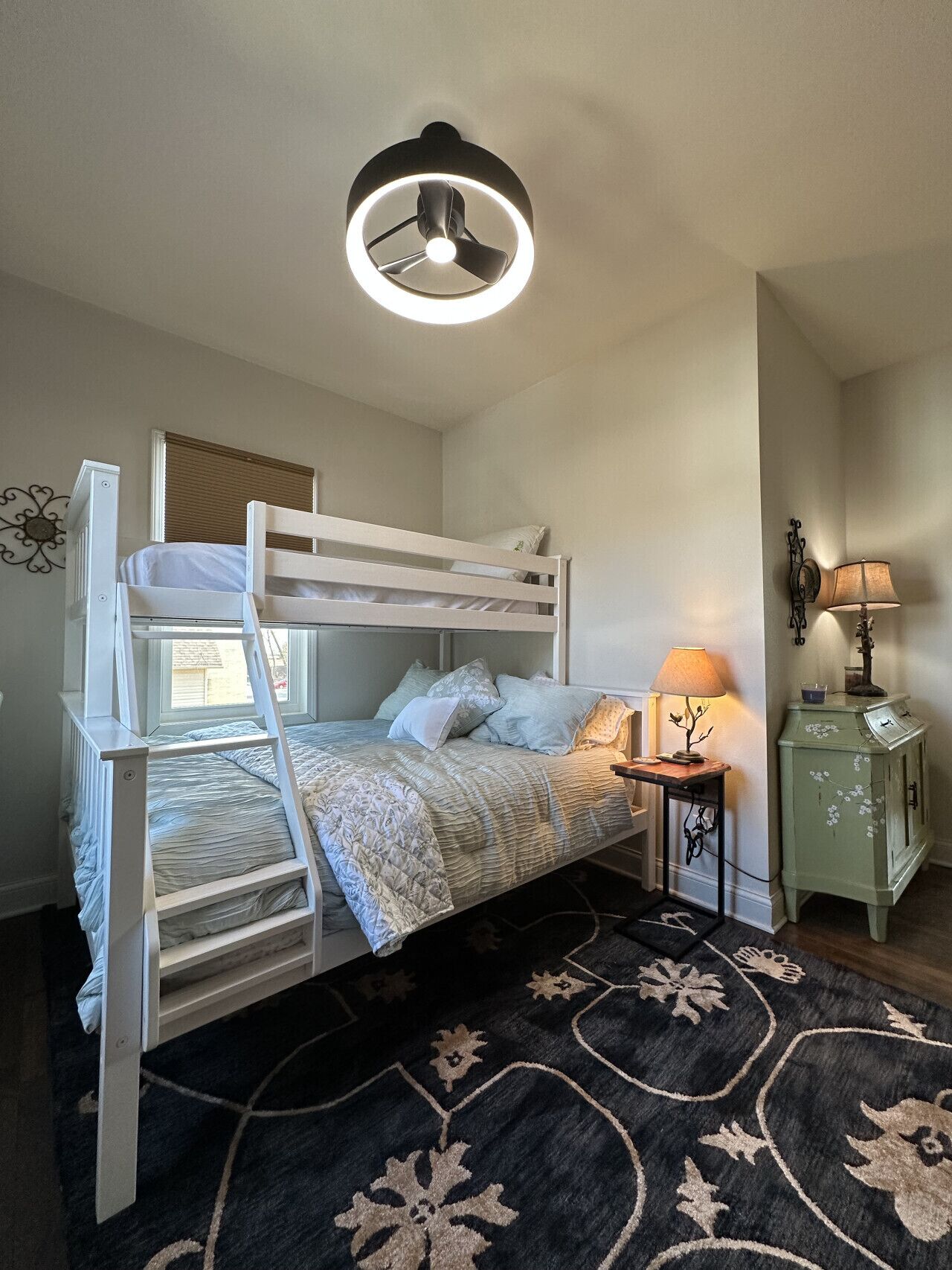 4 室のベッドルーム、デスク、アイロン / アイロン台、WiFi