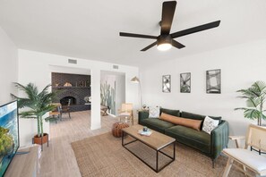 Smart TV, stereo - Westgate Wonder! With Pool, Putting Green, newly remodeled!  (Phoenix)
