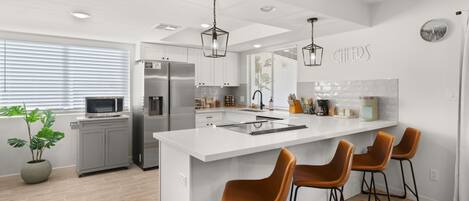 Refrigerador, microondas, horno y parrilla de estufa