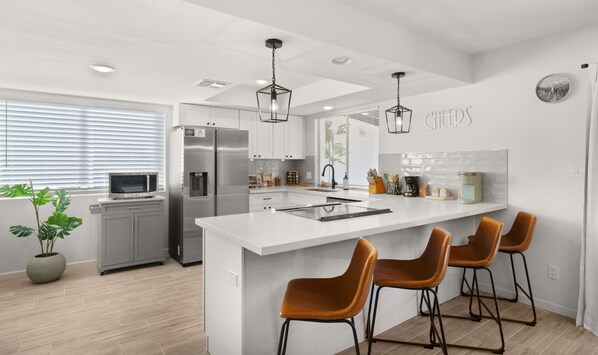 ثلاجة، ميكروويف، فرن، موقد طهي مسطح