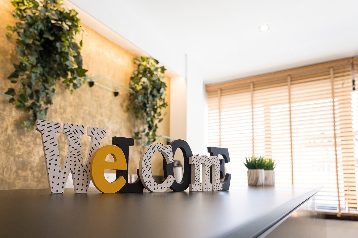 Una recepción con un cartel de 'Welcome' hecho con letras de diferentes diseños.