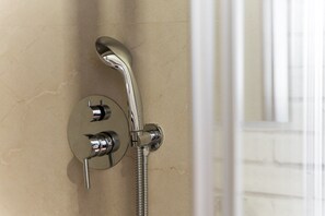Dusche, Haartrockner, Handtücher, Seife