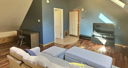 Cozy Lofted Riverwest Apartment