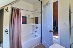 Secadora de cabello, toallas, jabón, shampoo 