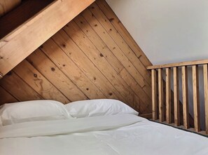 2 chambres, coffre-fort, bureau, fer et planche à repasser