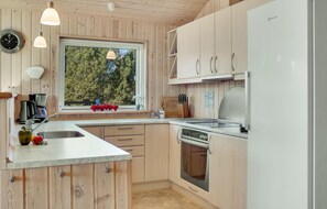 Fridge, stovetop, dishwasher, coffee/tea maker - Stunning home in Rødby with sauna (Rødby)