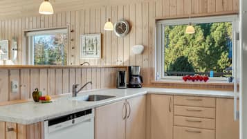 Refrigerador, parrilla de estufa, lavavajillas y cafetera y tetera