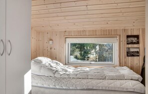 5 bedrooms, travel crib, free WiFi - Stunning home in Rødby with sauna (Rødby)