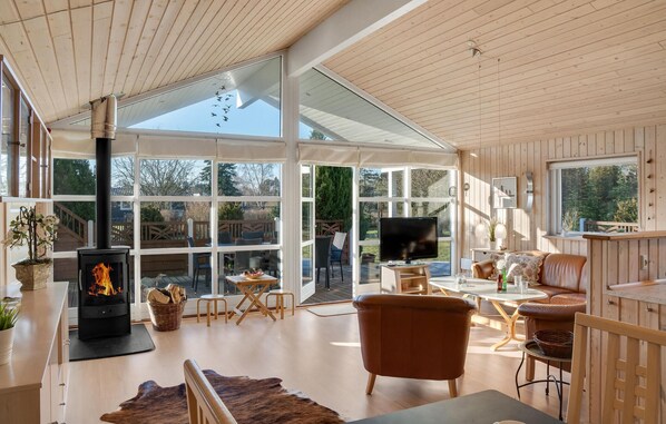Fireplace - Stunning home in Rødby with sauna (Rødby)