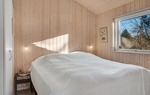5 bedrooms, travel crib, WiFi