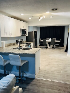 Fridge, microwave, oven, stovetop - 3bdrm Entertainment Home (orlando)