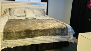 A bedroom with a bed, a ceiling fan, and a window with curtains. - 3bdrm Entertainment Home (orlando)