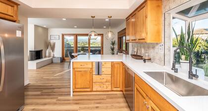 Amazing Escape with Game Room, Pool & Hot Tub