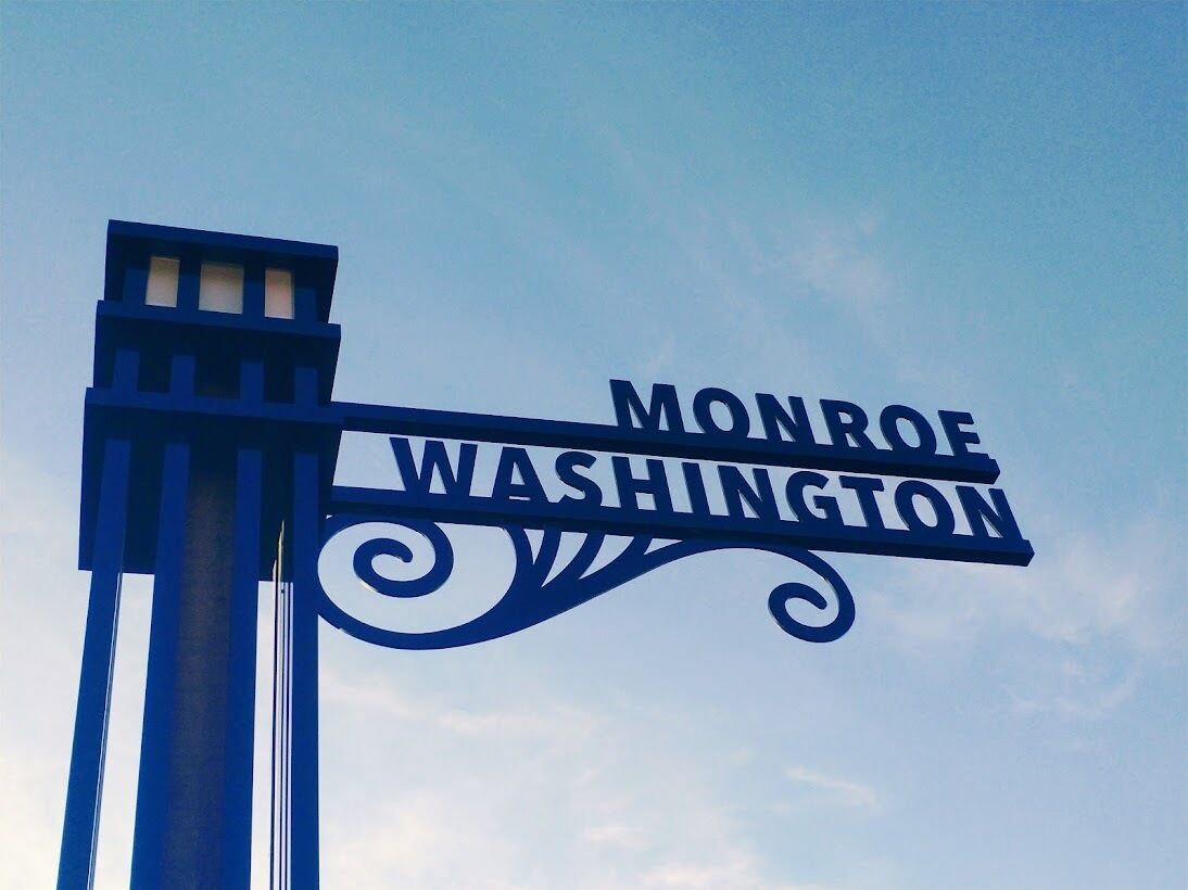 En gatukylt för Monroe, Washington.