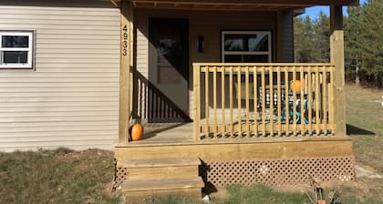 Remodeled, cozy, pet friendly cabin near lakes
