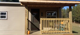 Remodeled, cozy, pet friendly cabin near lakes