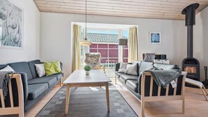 Una sala de estar acogedora con un sofá, una mesa de centro y una chimenea.