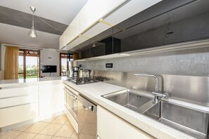 Réfrigérateur, four, lave-vaisselle, cafetiÚre/bouilloire
