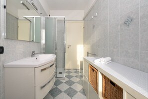 Douche, sèche-cheveux, bidet, serviettes fournies