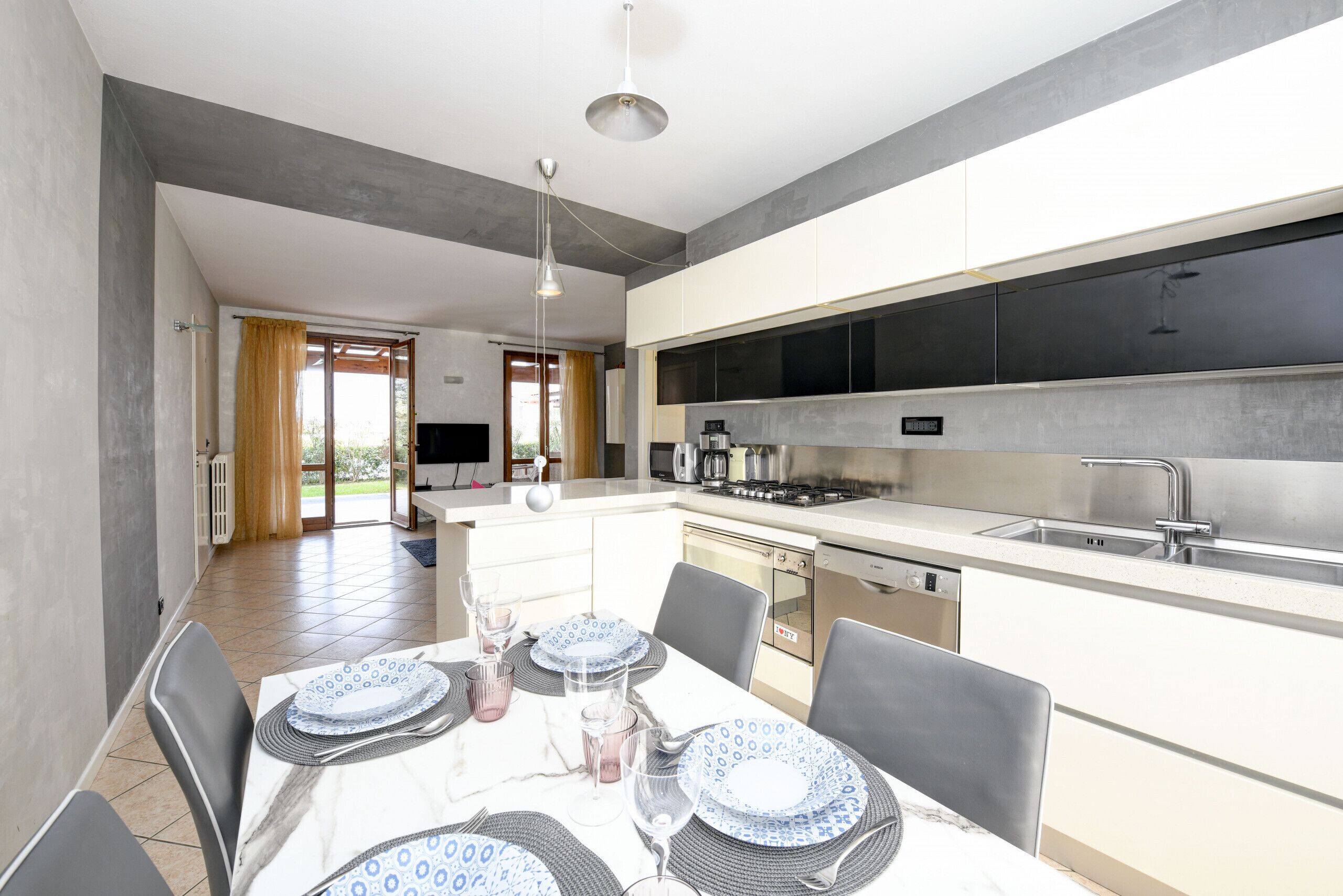 Una cucina moderna con zona pranzo.