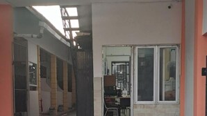 Entrada de edificio con suelo de baldosas que presenta una rosa de los vientos y un diseño geométrico.
