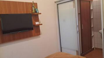 Quarto superior | Escrivaninha, roupa de cama