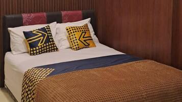 Quarto superior | Escrivaninha, roupa de cama