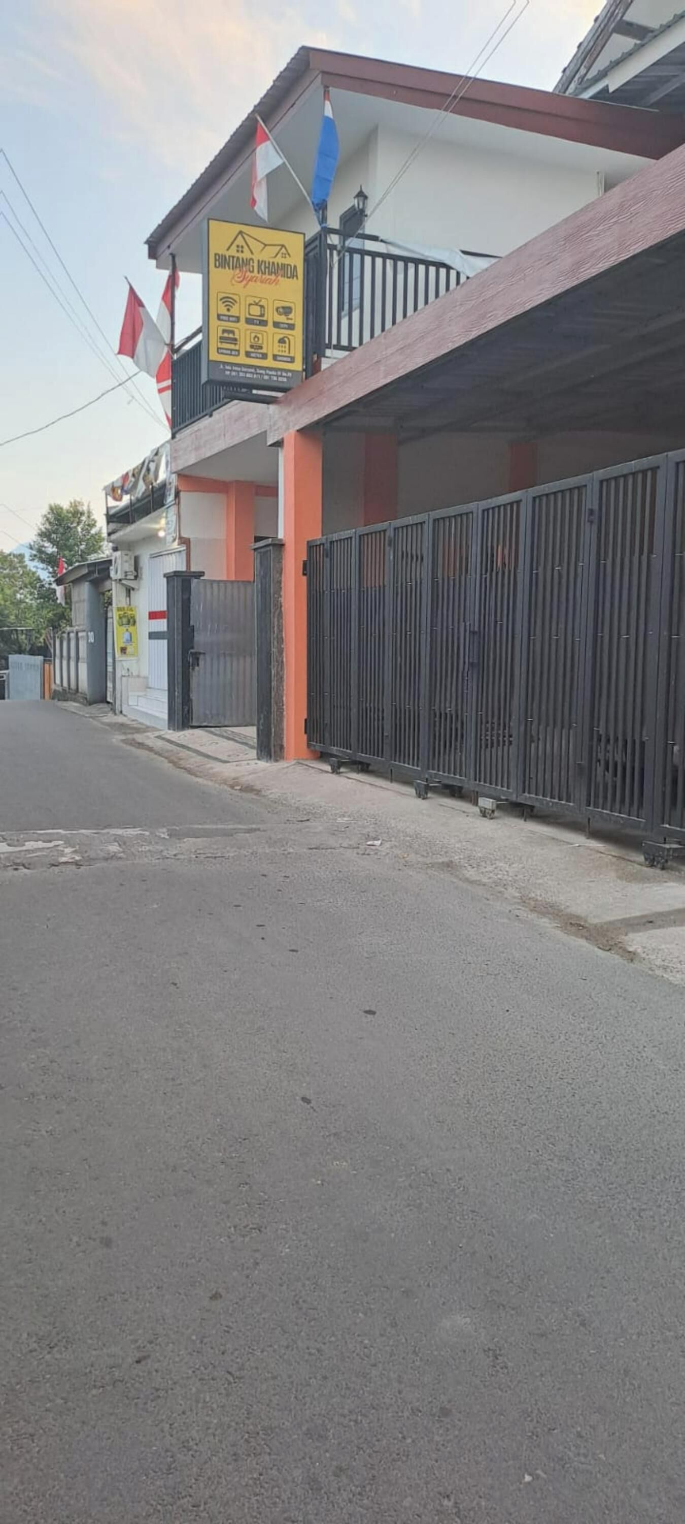 Un edificio con un letrero amarillo que anuncia un hotel.