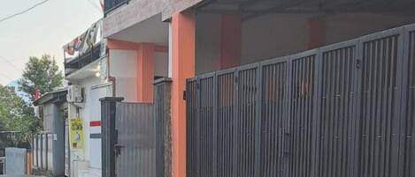 Un edificio con un letrero amarillo que anuncia un hotel.