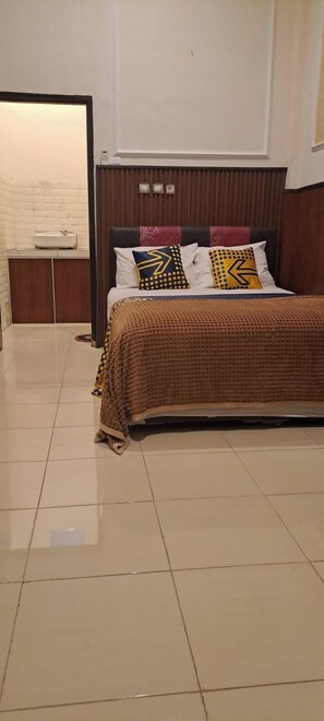 Desk, bed sheets