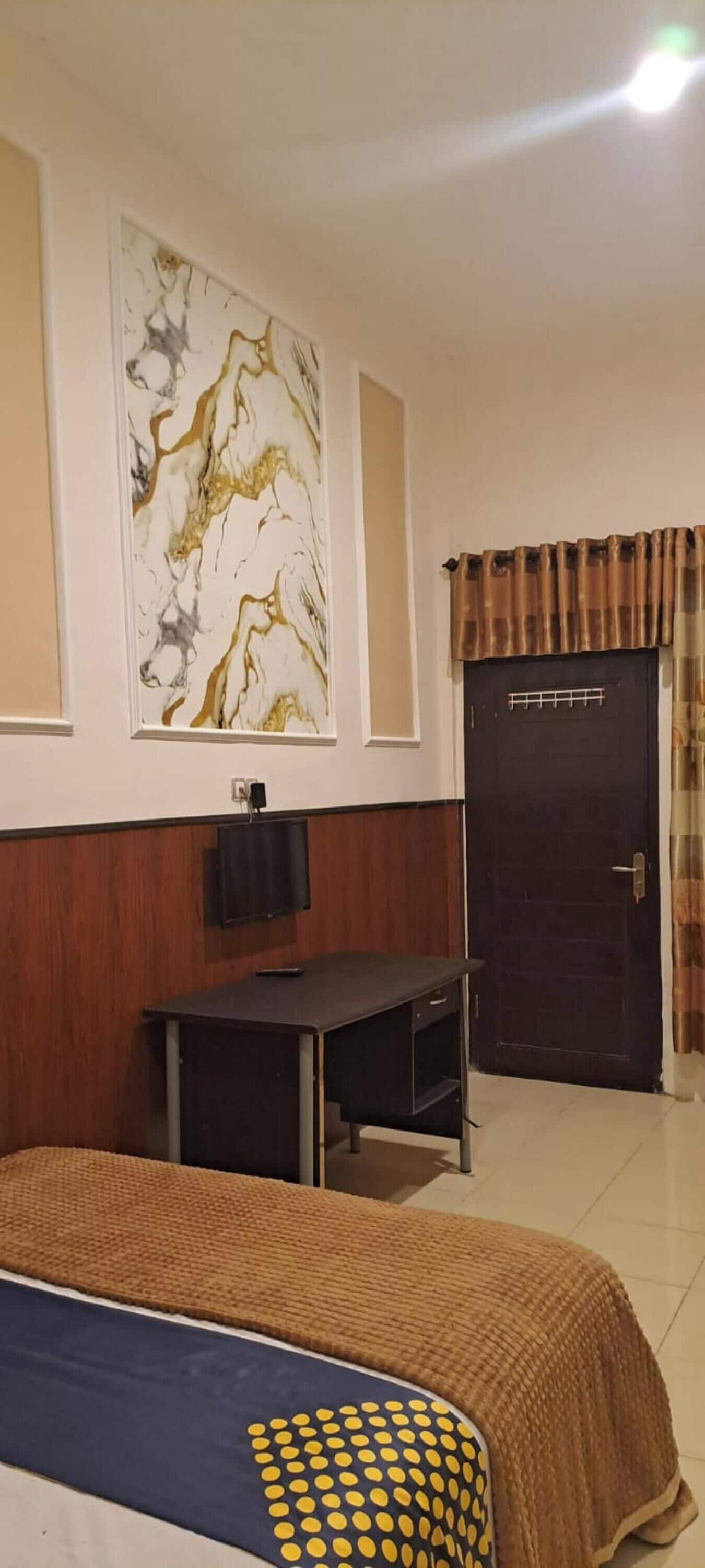 Kamar Superior | Meja kerja dan seprai linen