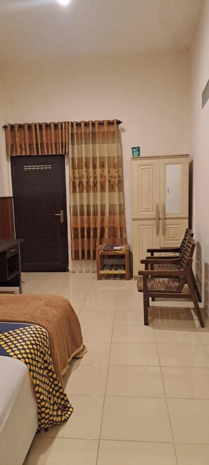 Superior Room | Desk, bed sheets