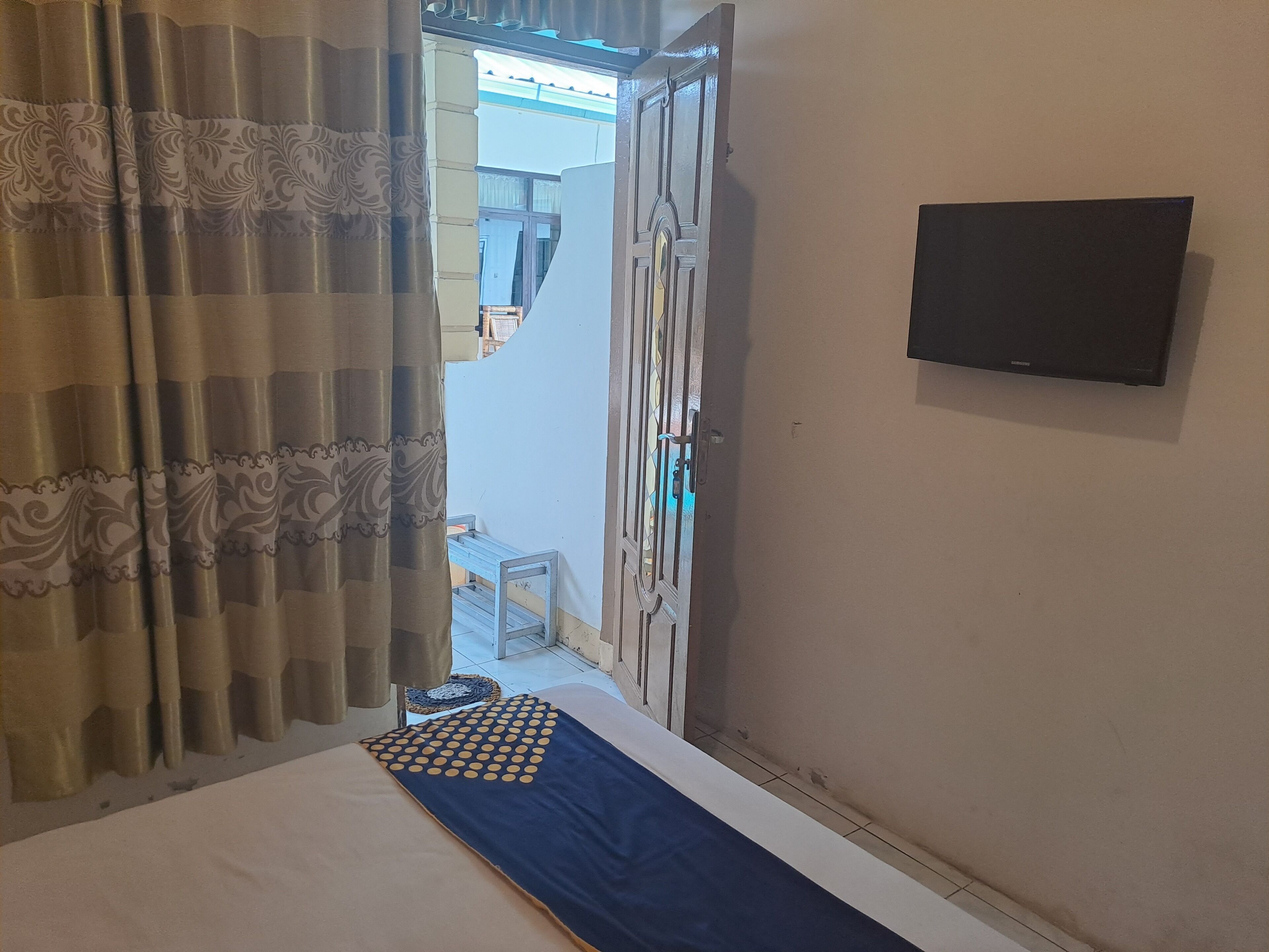 Escrivaninha, roupa de cama