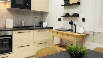 Réfrigérateur, micro-ondes, four, plaque de cuisson