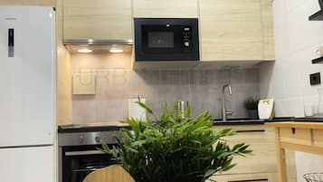 Réfrigérateur, micro-ondes, four, plaque de cuisson