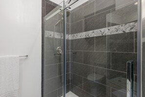 Dusche, Handtücher, Toilettenpapier