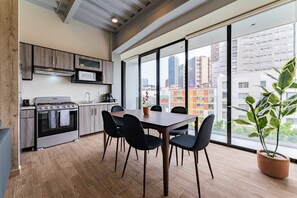 Réfrigérateur, four à micro-ondes, un four, surface de cuisson
