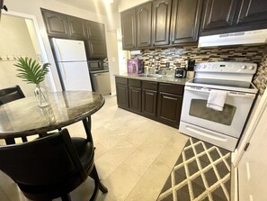 Een koelkast, een magnetron, een oven, een kookplaat