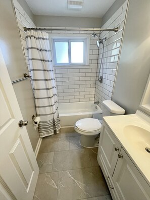 Hair dryer, towels, soap, shampoo - “Charming Beauty” cozy/modern home- min from Great Lakes Mall/entertainment/food (Pontiac)