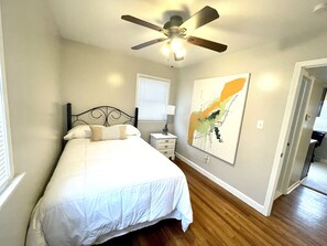 2 chambres, bureau, fer et planche à repasser, accès au Wi-Fi (inclus)
