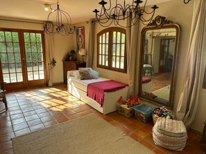 5 Schlafzimmer, Schreibtisch, Bügeleisen/Bügelbrett, Reisekinderbett