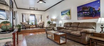 Alamo City Former Library Historic Home, Parking, BBQ, Firepit, Gated Side-Yards