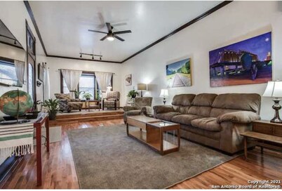 Alamo City Former Library Historic Home, Parking, BBQ, Firepit, Gated Side-Yards